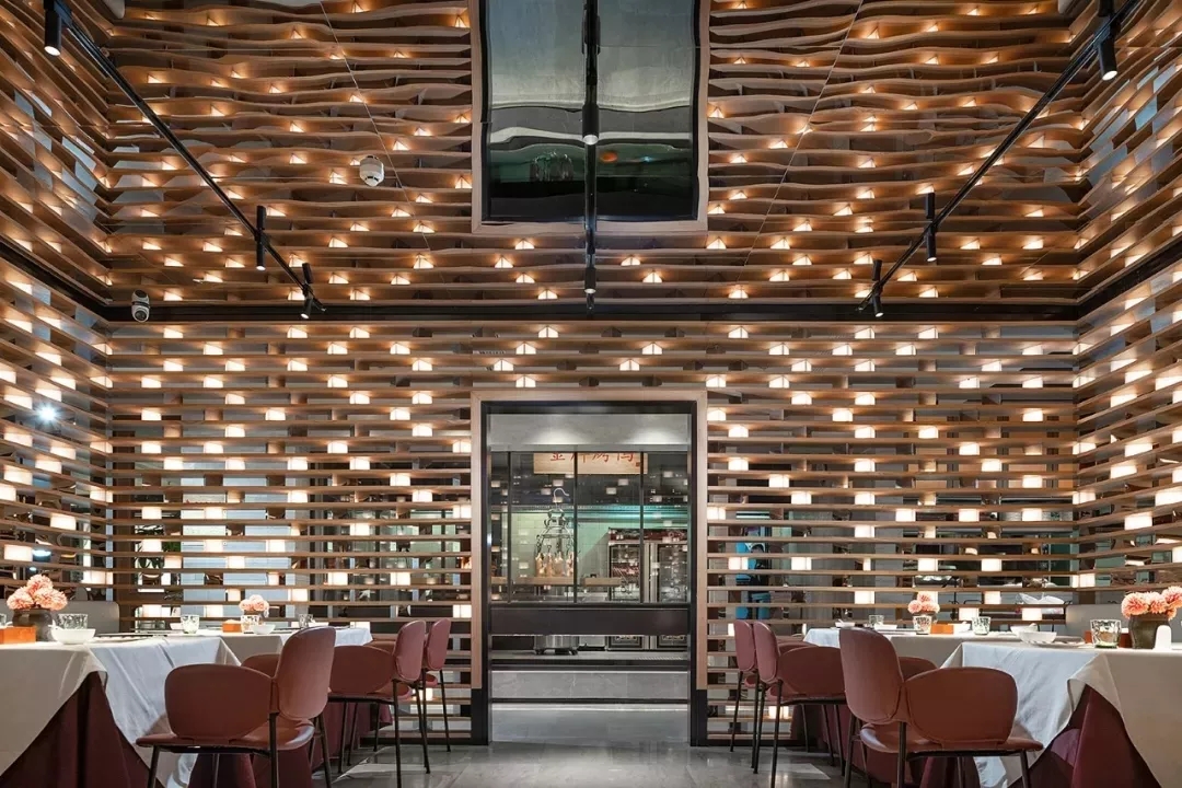 肯德基大鸭梨烤鸭店以全新的餐饮空间设计，冲破品牌桎梏，重塑品牌形象
